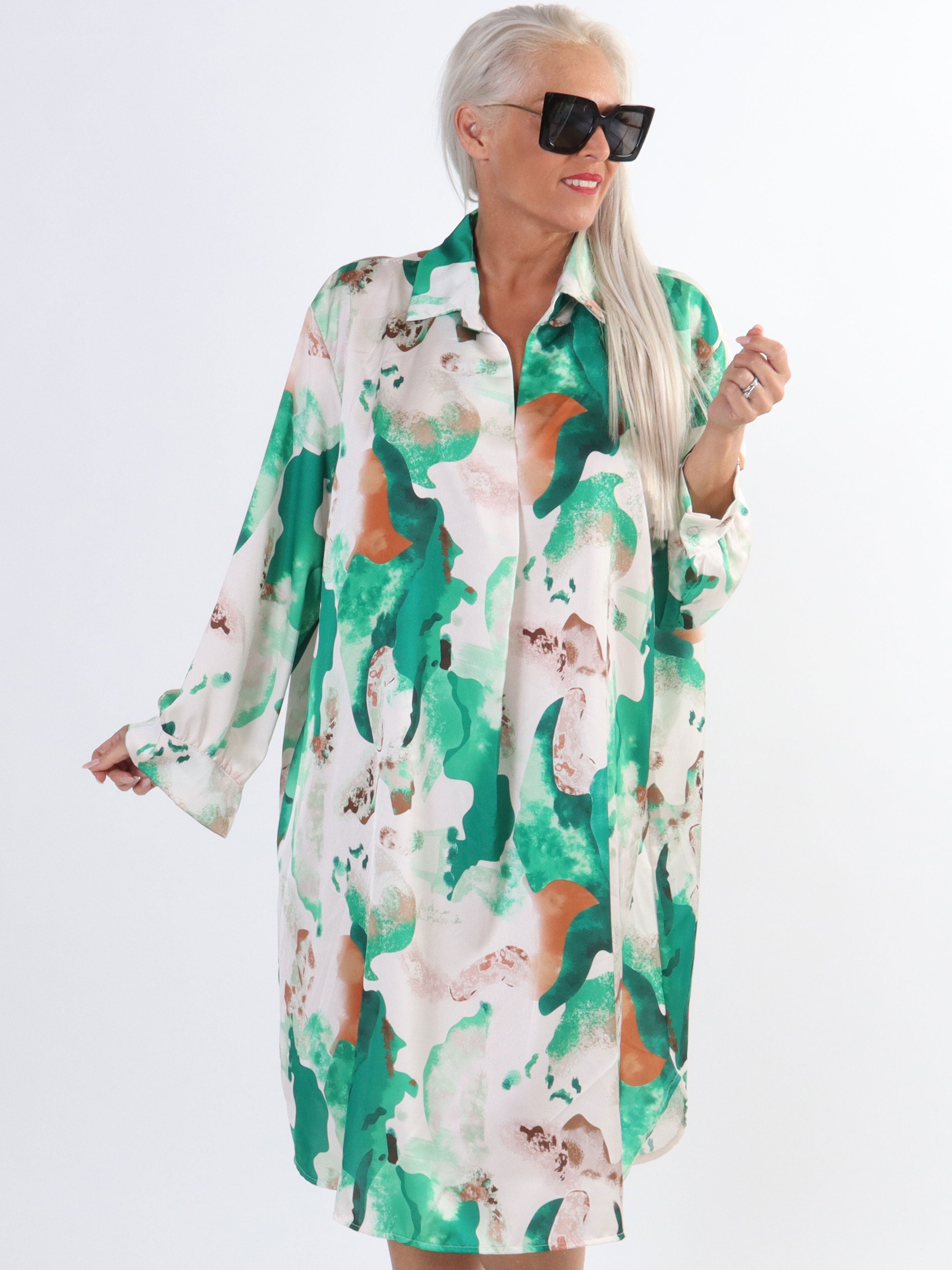 Lyng - Plus size-klänning i sidenlook med skjortkrage - Black